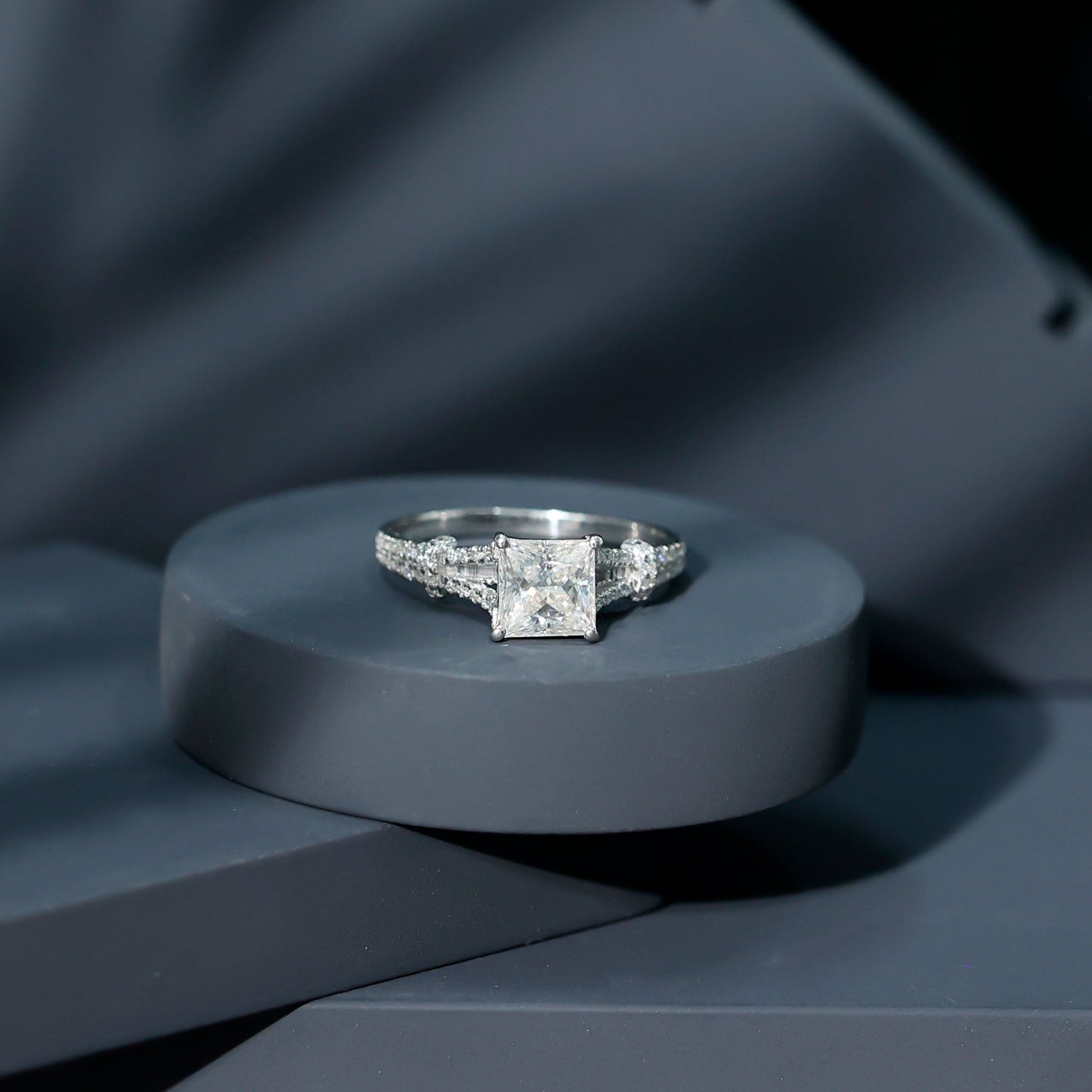 Anillo de compromiso solitario de moissanita de 3 quilates talla princesa con brazo dividido