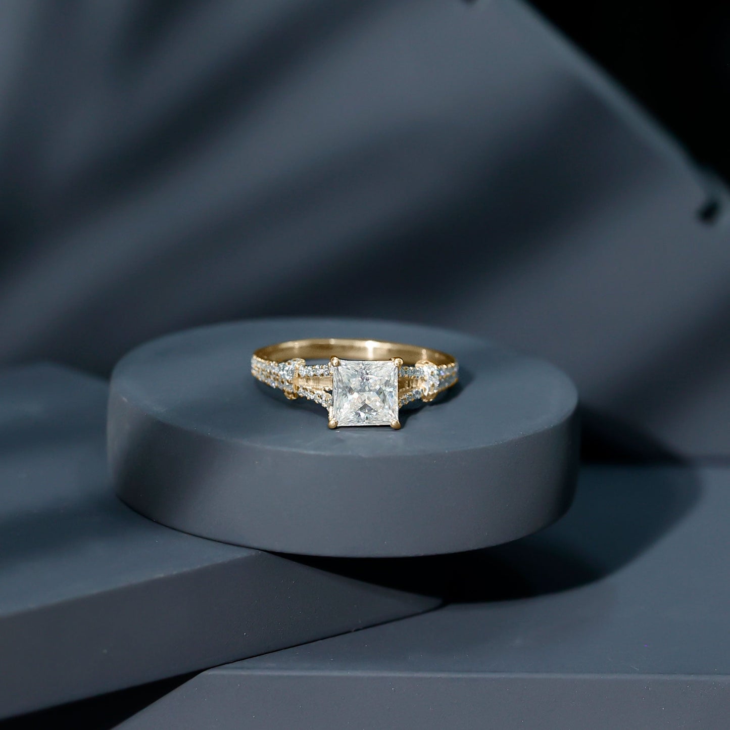Anillo de compromiso solitario de moissanita de 3 quilates talla princesa con brazo dividido