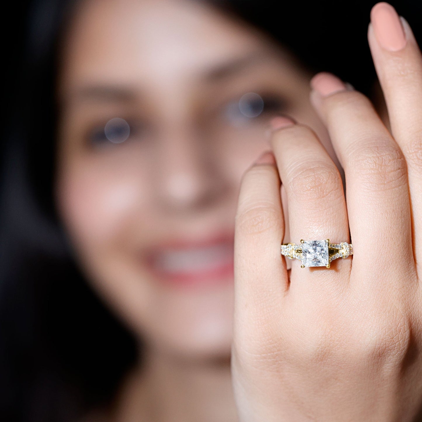 Anillo de compromiso solitario de moissanita de 3 quilates talla princesa con brazo dividido