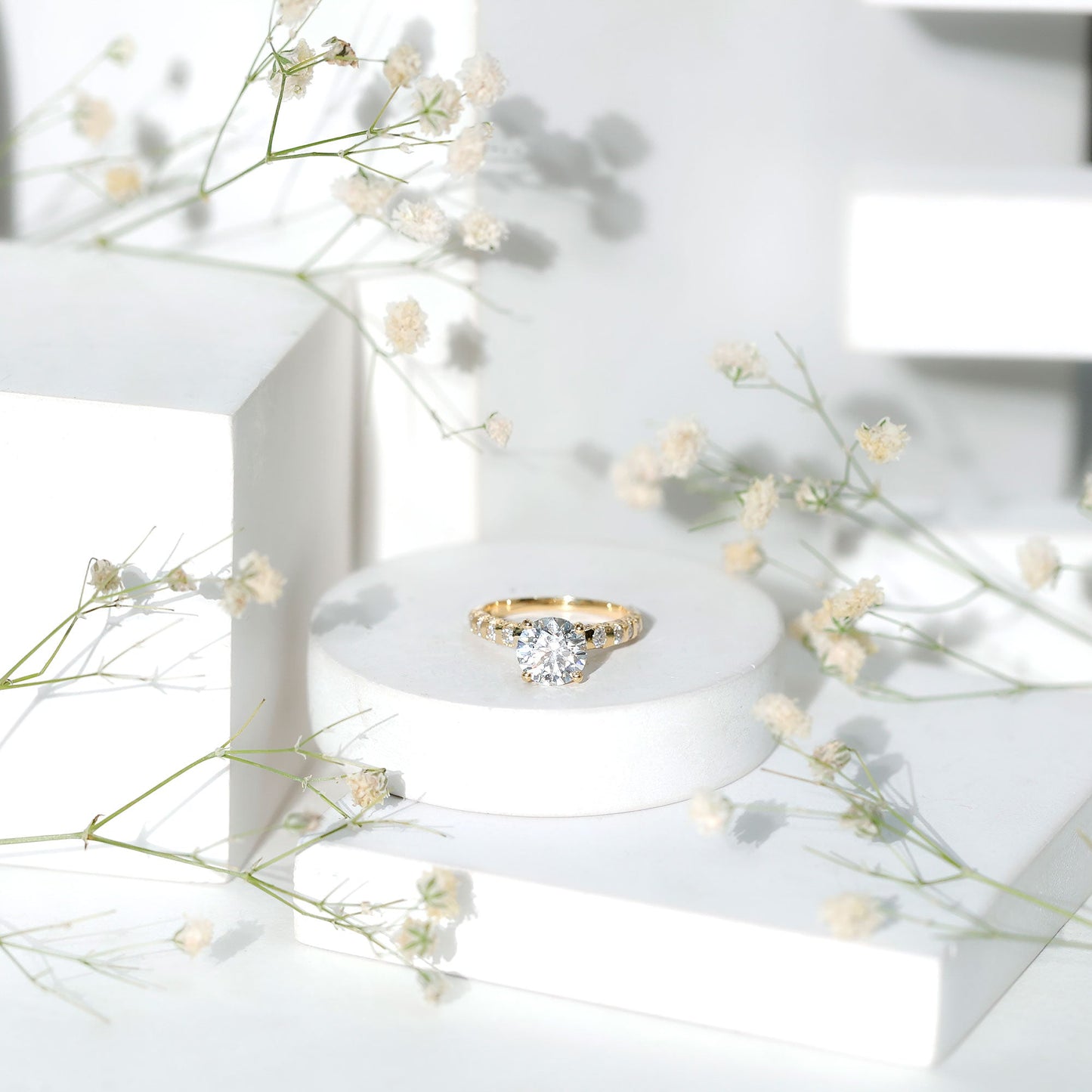 Anillo de compromiso solitario de moissanita talla redonda con piedras laterales