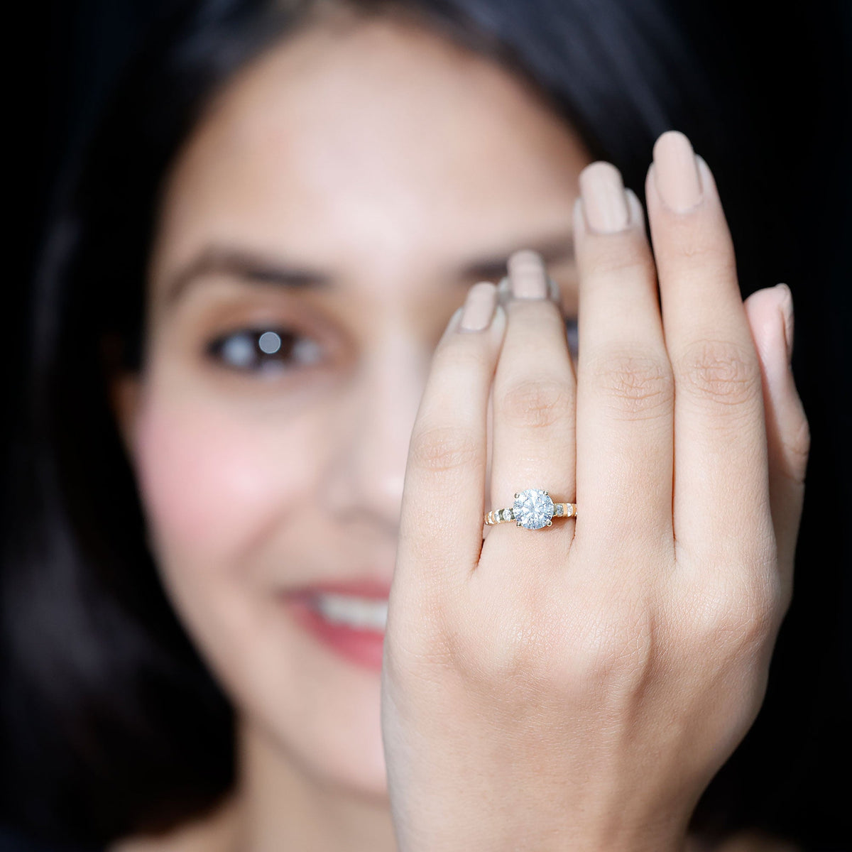 Anillo de compromiso solitario de moissanita talla redonda con piedras laterales