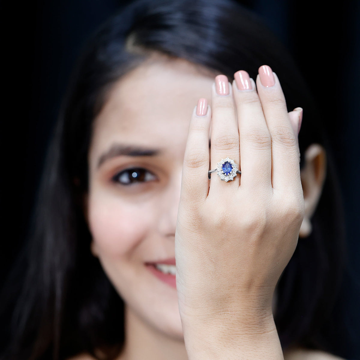 Anillo de compromiso certificado con zafiro azul ovalado de 1,5 quilates cultivado en laboratorio estilo Princesa Diana con diamante