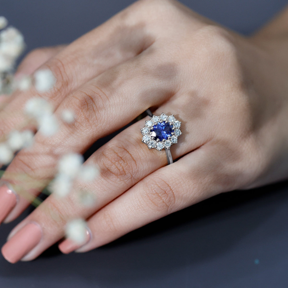 Anillo de compromiso certificado con zafiro azul ovalado de 1,5 quilates cultivado en laboratorio estilo Princesa Diana con diamante