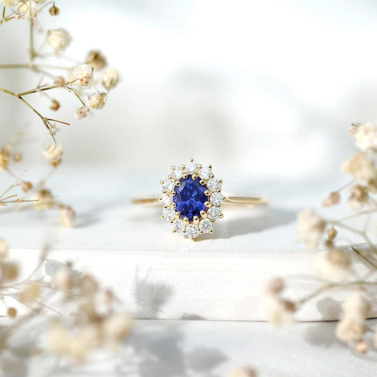 Anillo de compromiso certificado con zafiro azul ovalado de 1,5 quilates cultivado en laboratorio estilo Princesa Diana con diamante
