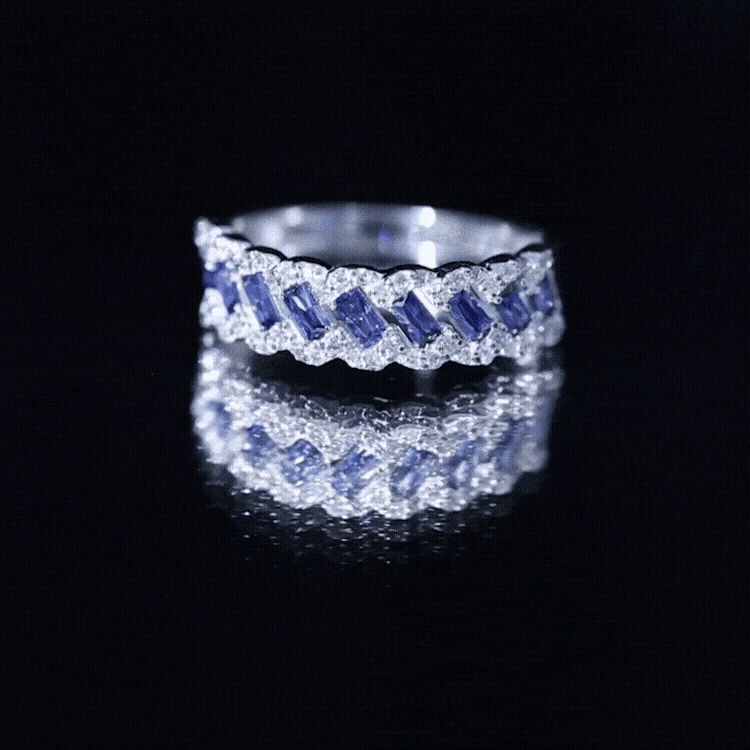 Anillo de Media Eternidad de Zafiro Azul de Laboratorio Baguette Certificado con Diamante
