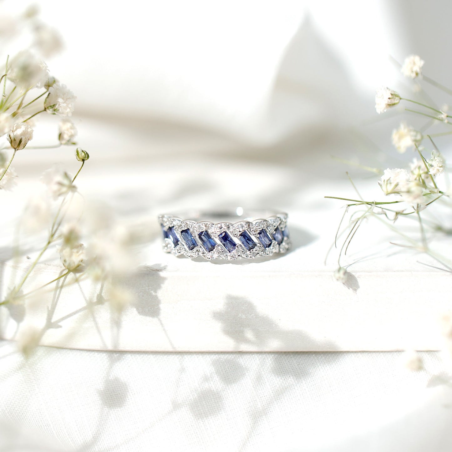 Anillo de Media Eternidad de Zafiro Azul de Laboratorio Baguette Certificado con Diamante