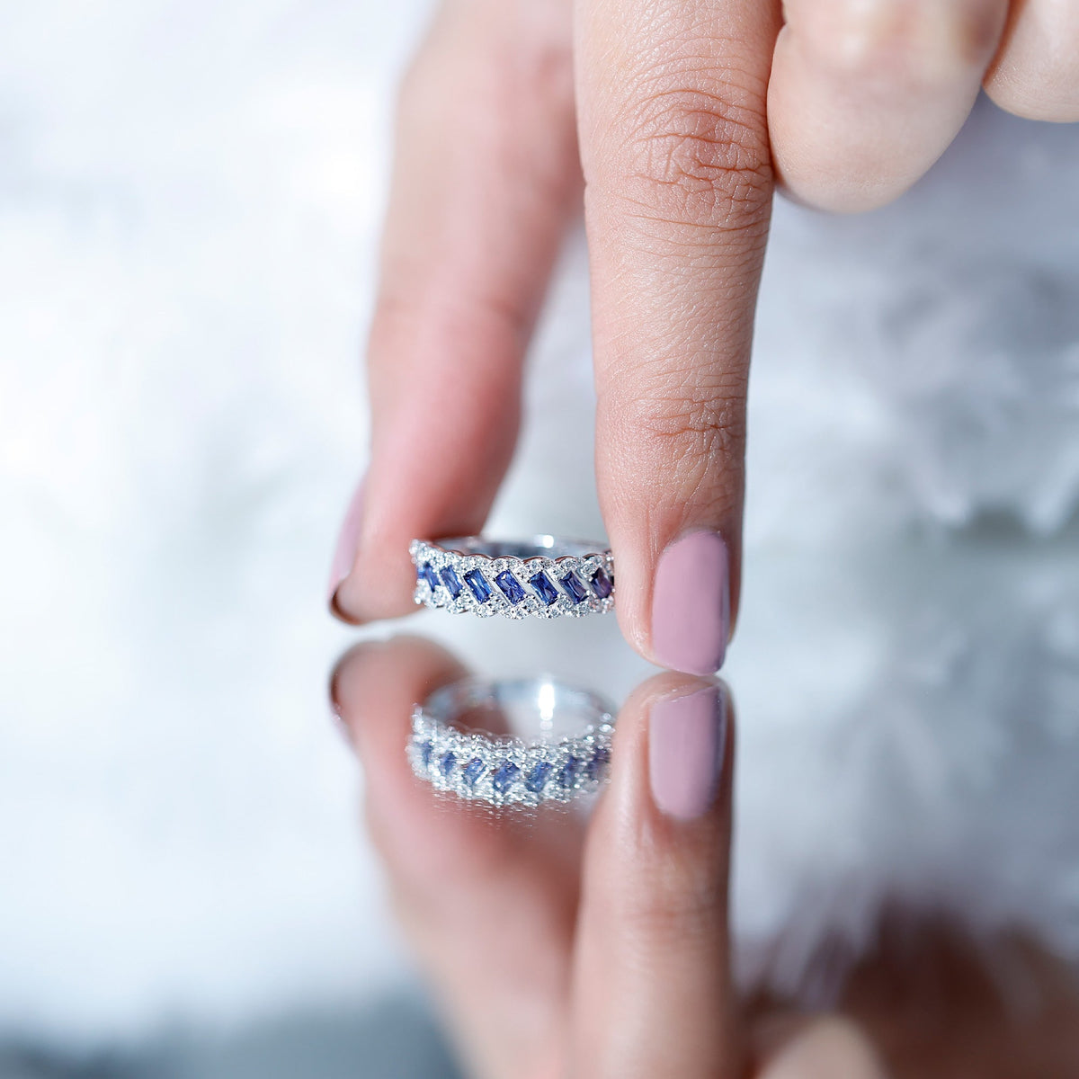 Anillo de Media Eternidad de Zafiro Azul de Laboratorio Baguette Certificado con Diamante