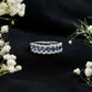 Anillo de Media Eternidad de Zafiro Azul de Laboratorio Baguette Certificado con Diamante