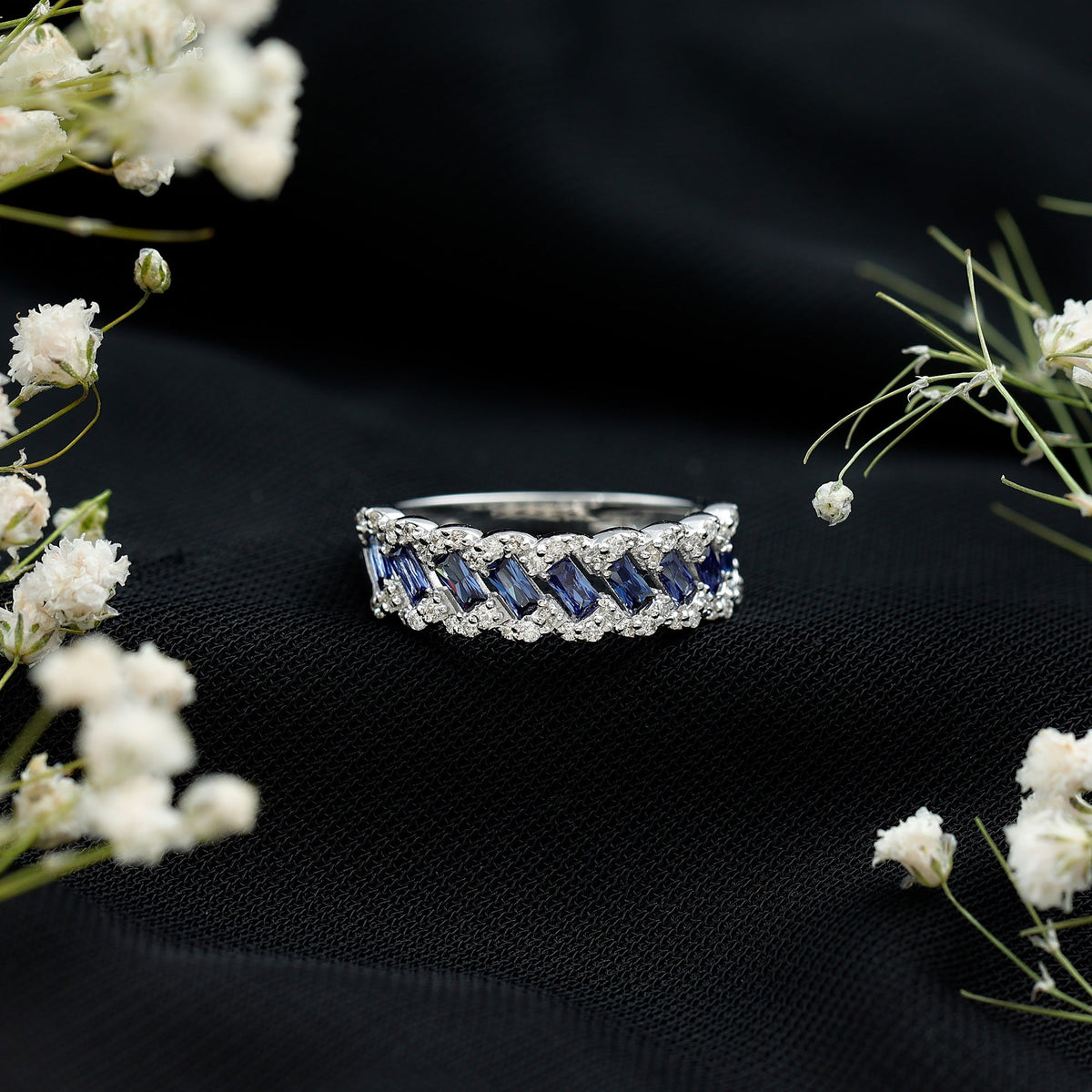 Anillo de Media Eternidad de Zafiro Azul de Laboratorio Baguette Certificado con Diamante