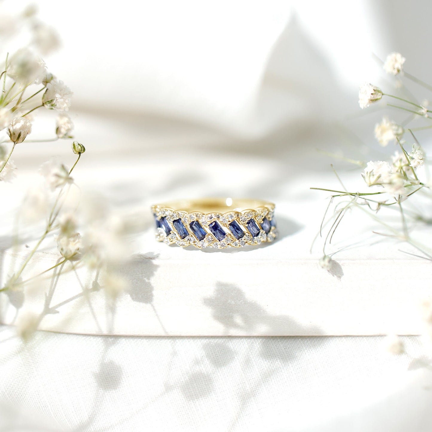 Anillo de Media Eternidad de Zafiro Azul de Laboratorio Baguette Certificado con Diamante