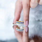 Anillo de Media Eternidad de Zafiro Azul de Laboratorio Baguette Certificado con Diamante
