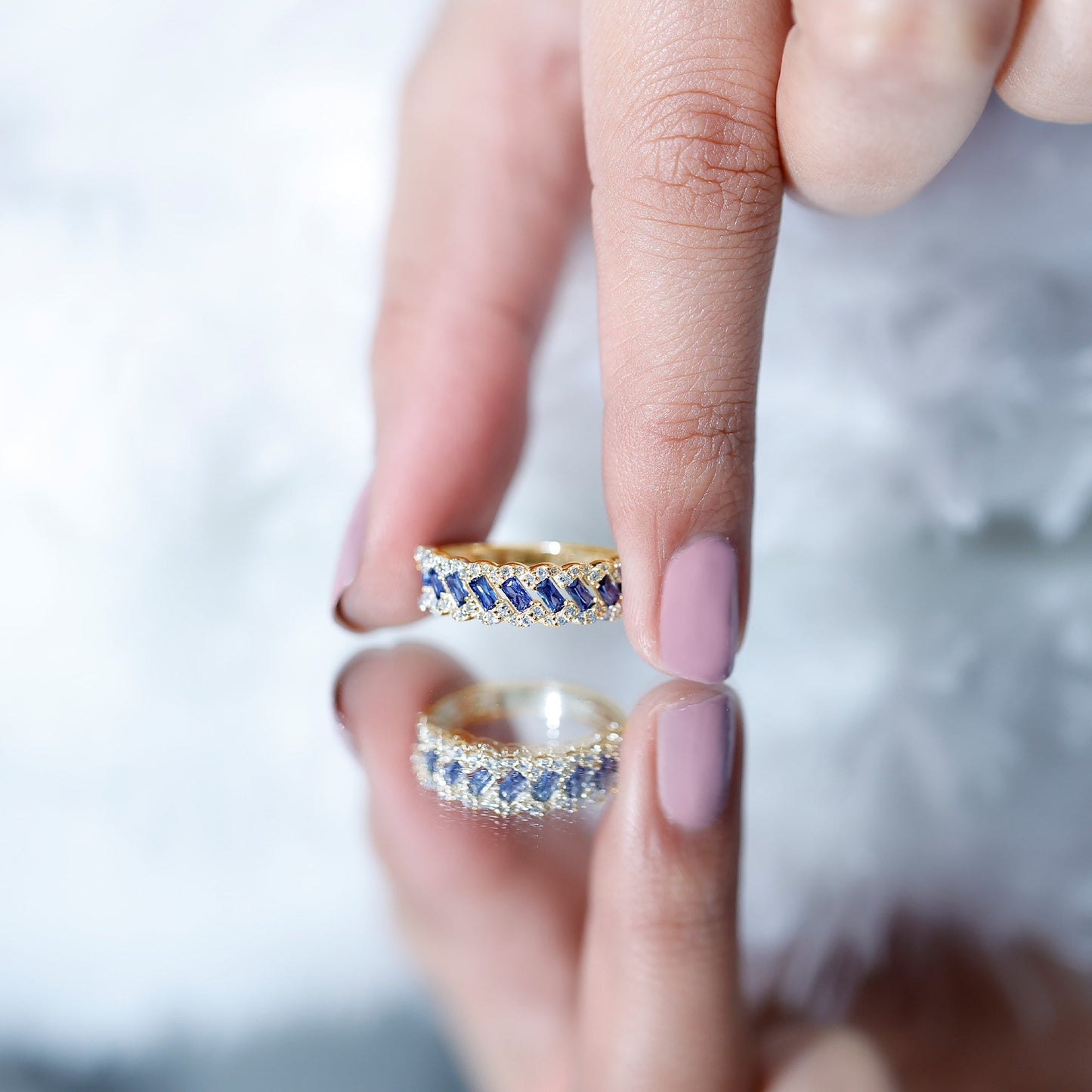 Anillo de Media Eternidad de Zafiro Azul de Laboratorio Baguette Certificado con Diamante