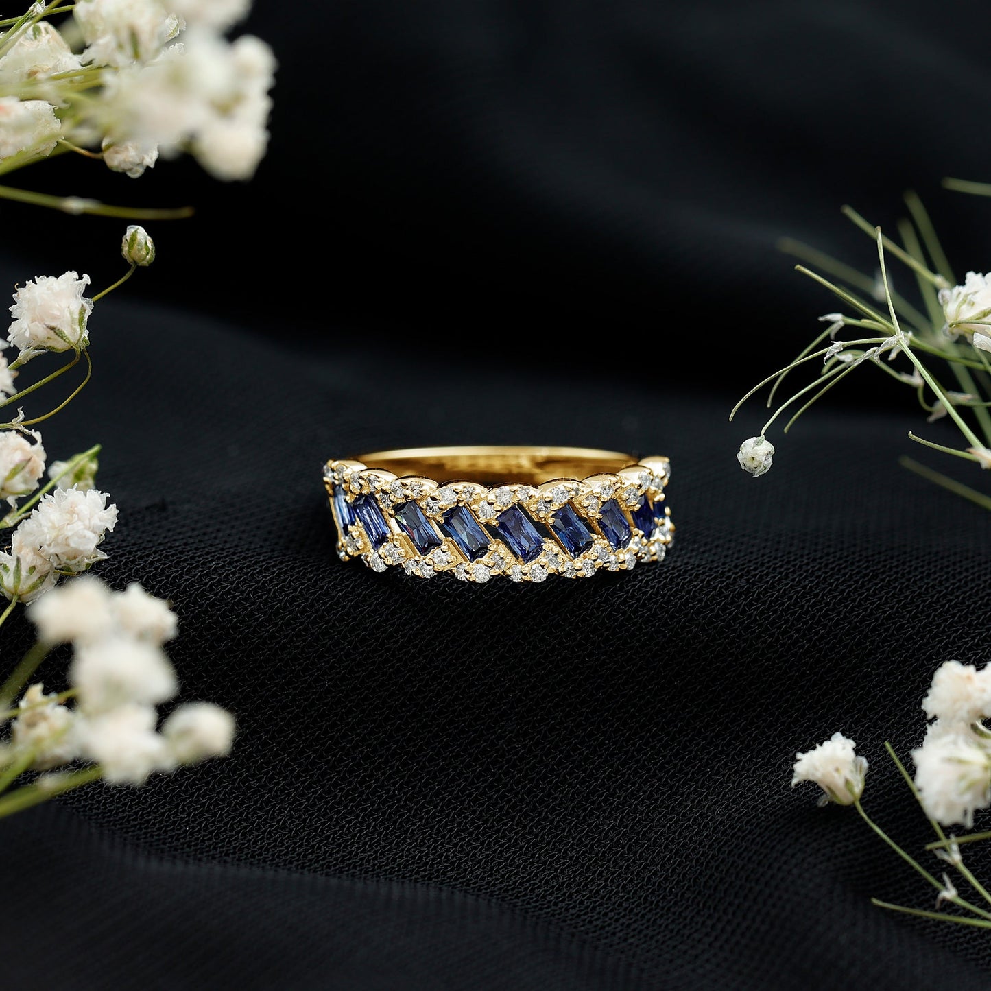 Anillo de Media Eternidad de Zafiro Azul de Laboratorio Baguette Certificado con Diamante