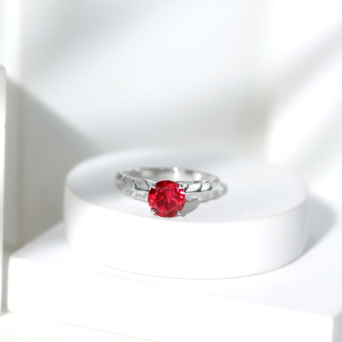 Anillo de compromiso solitario de rubí de 2,3 quilates creado en laboratorio con diseño de filigrana