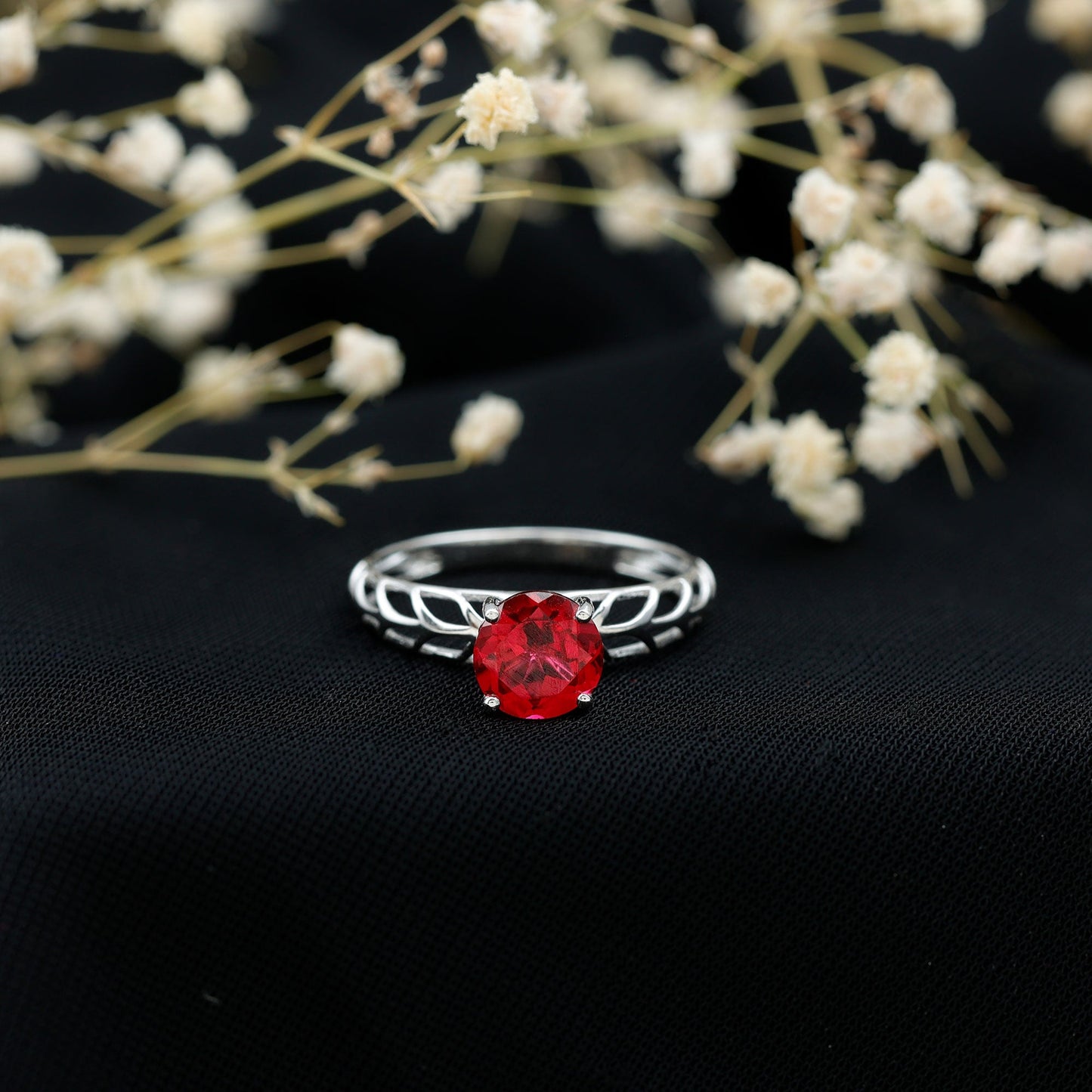 Anillo de compromiso solitario de rubí de 2,3 quilates creado en laboratorio con diseño de filigrana