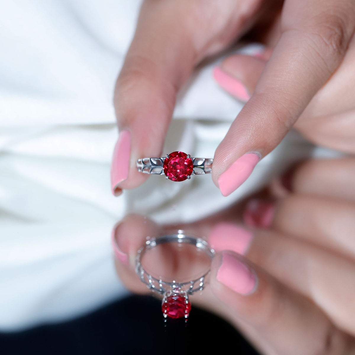 Anillo de compromiso solitario de rubí de 2,3 quilates creado en laboratorio con diseño de filigrana
