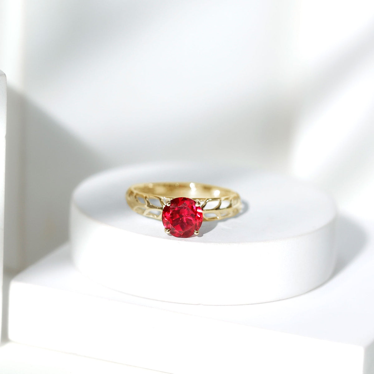 Anillo de compromiso solitario de rubí de 2,3 quilates creado en laboratorio con diseño de filigrana