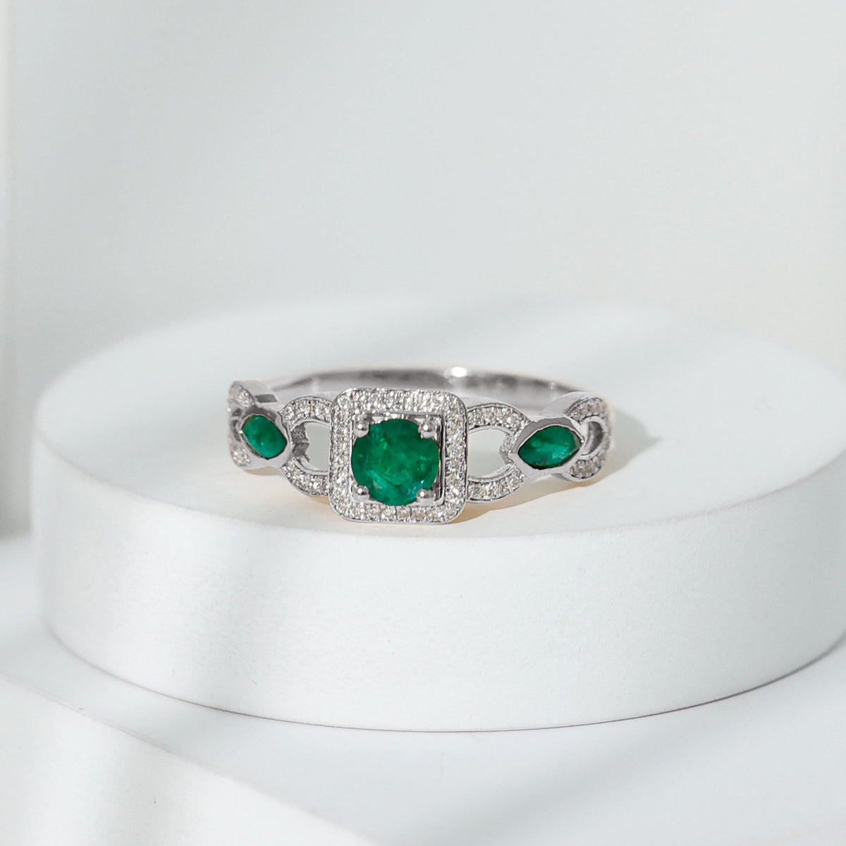 Anillo de compromiso de esmeralda y diamante de estilo vintage para mujer