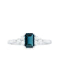 Anillo de compromiso de topacio azul de Londres talla esmeralda con trío de diamantes