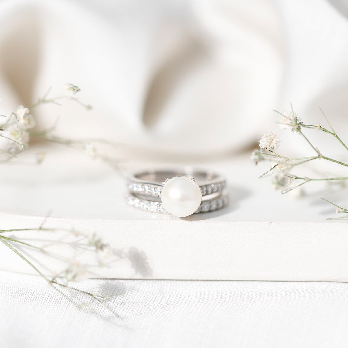 Juego de anillos de boda de perlas blancas naturales con moissanita