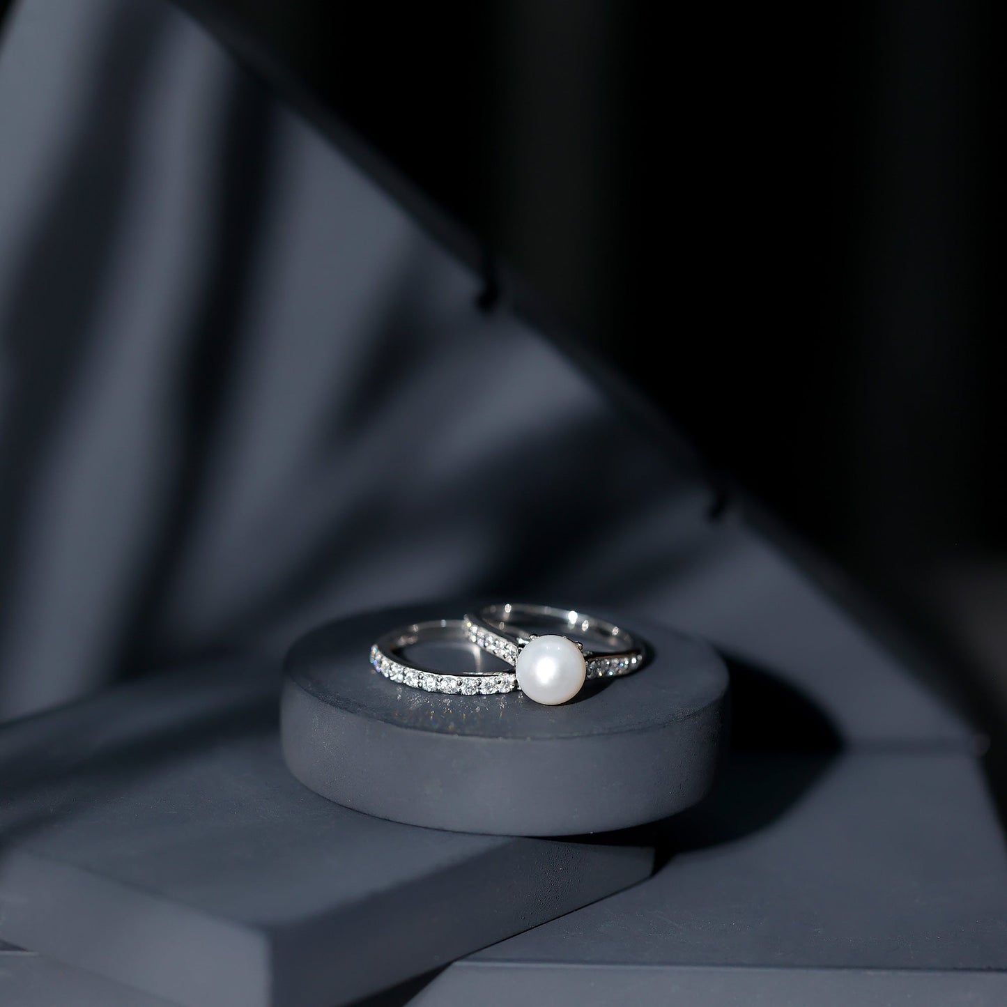 Juego de anillos de boda de perlas blancas naturales con moissanita