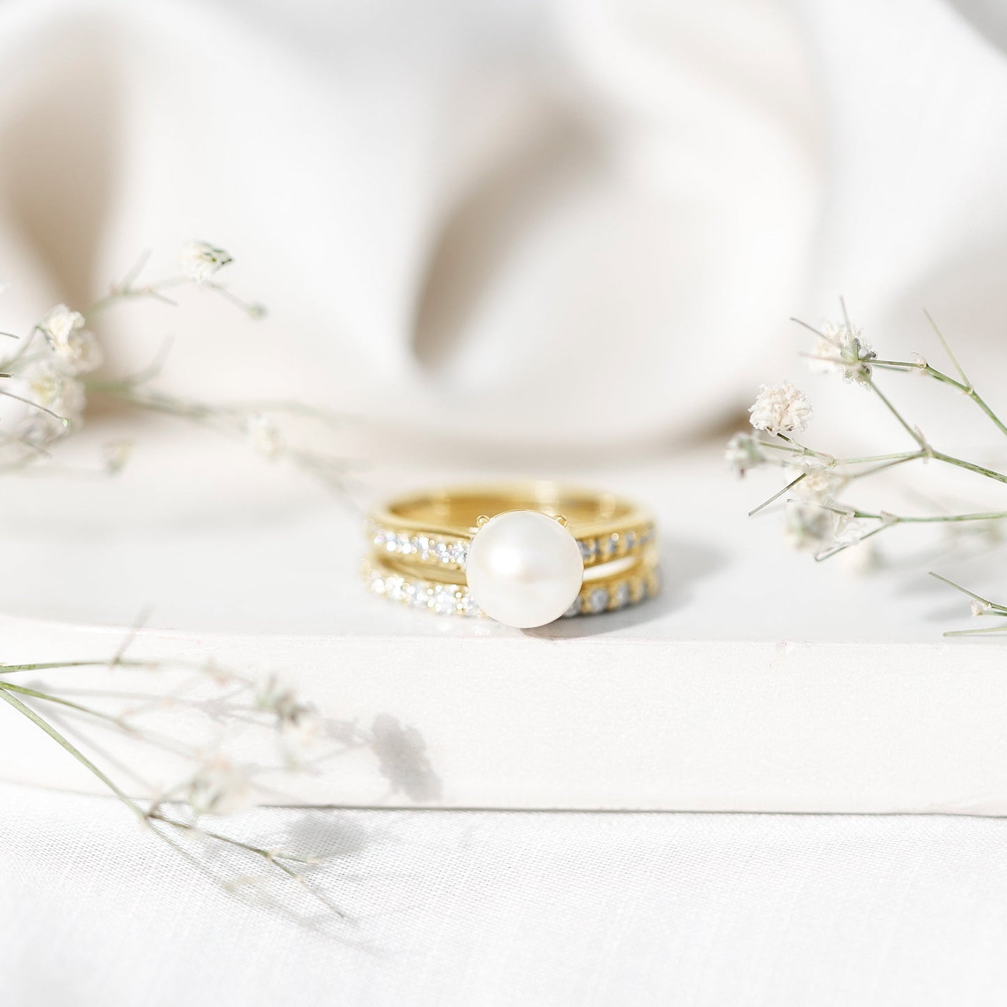 Juego de anillos de boda de perlas blancas naturales con moissanita