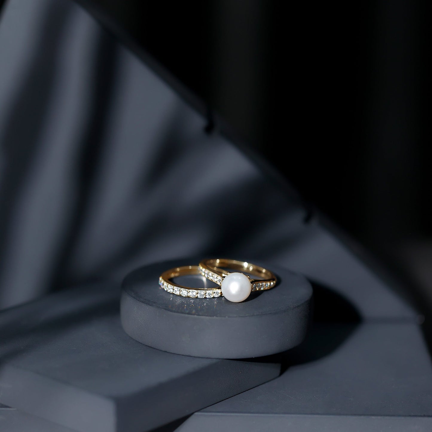 Juego de anillos de boda de perlas blancas naturales con moissanita