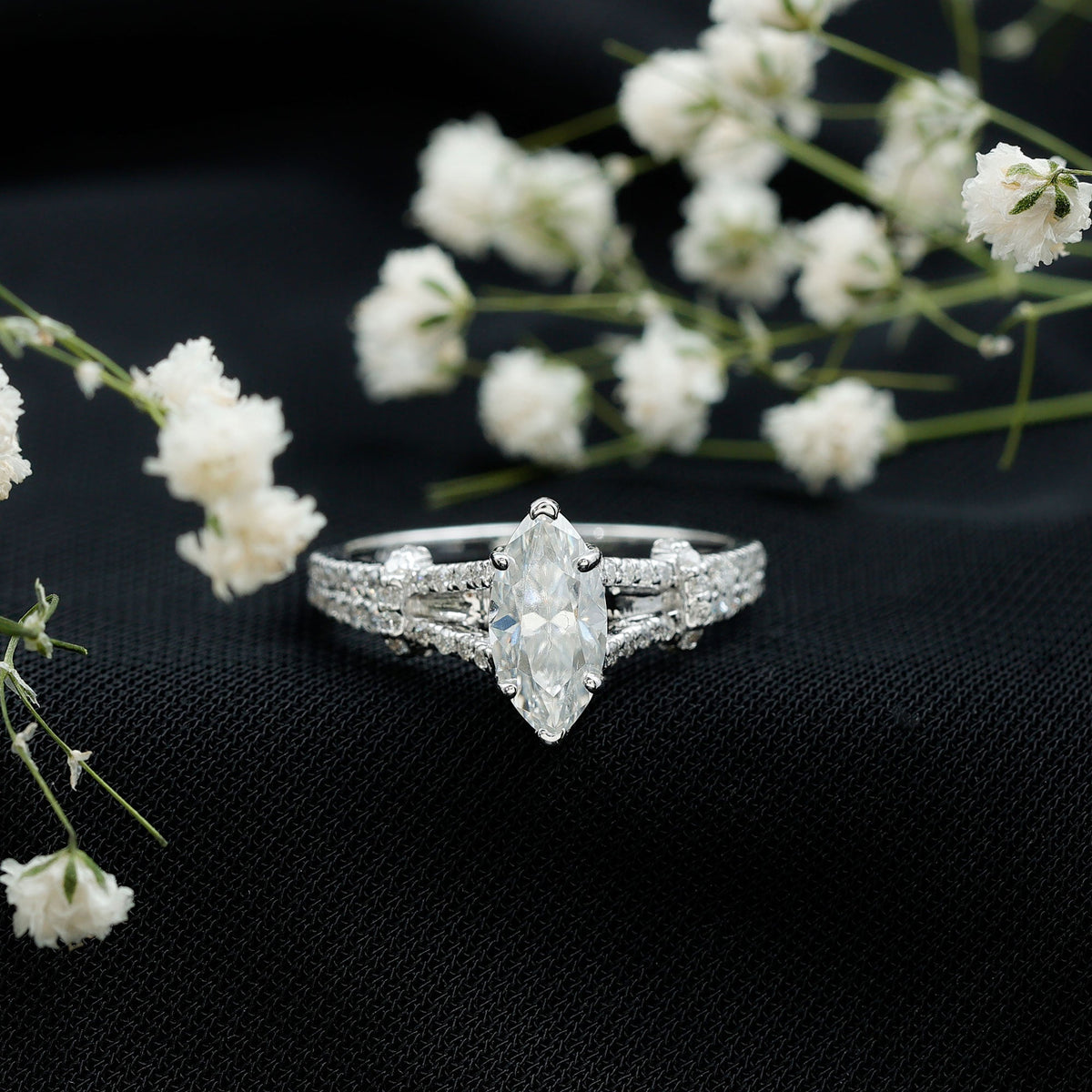 Anillo de compromiso solitario de moissanita talla marquesa en vástago dividido