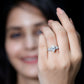 Anillo de compromiso solitario de moissanita talla marquesa en vástago dividido