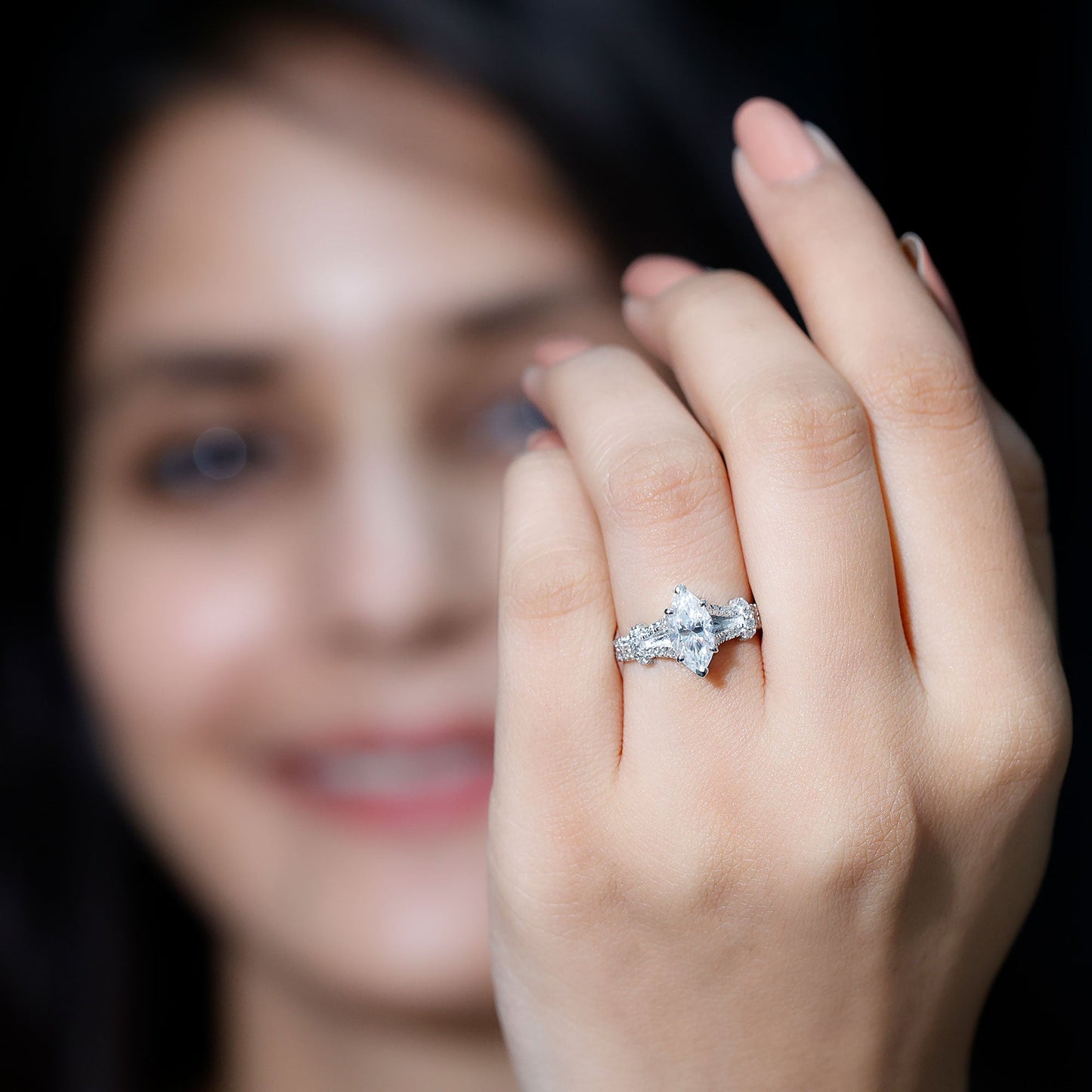 Anillo de compromiso solitario de moissanita talla marquesa en vástago dividido