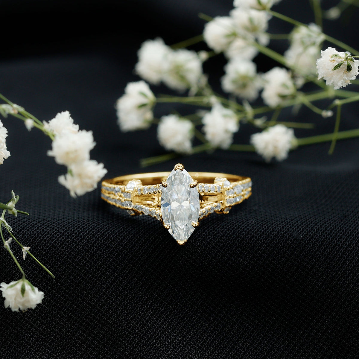 Anillo de compromiso solitario de moissanita talla marquesa en vástago dividido