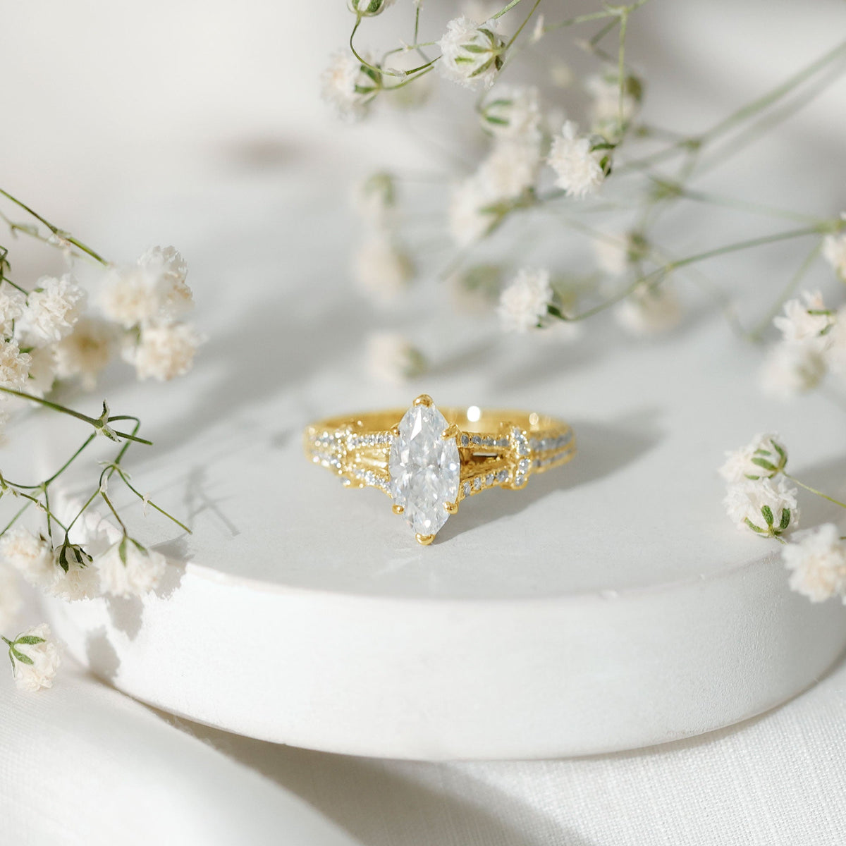 Anillo de compromiso solitario de moissanita talla marquesa en vástago dividido