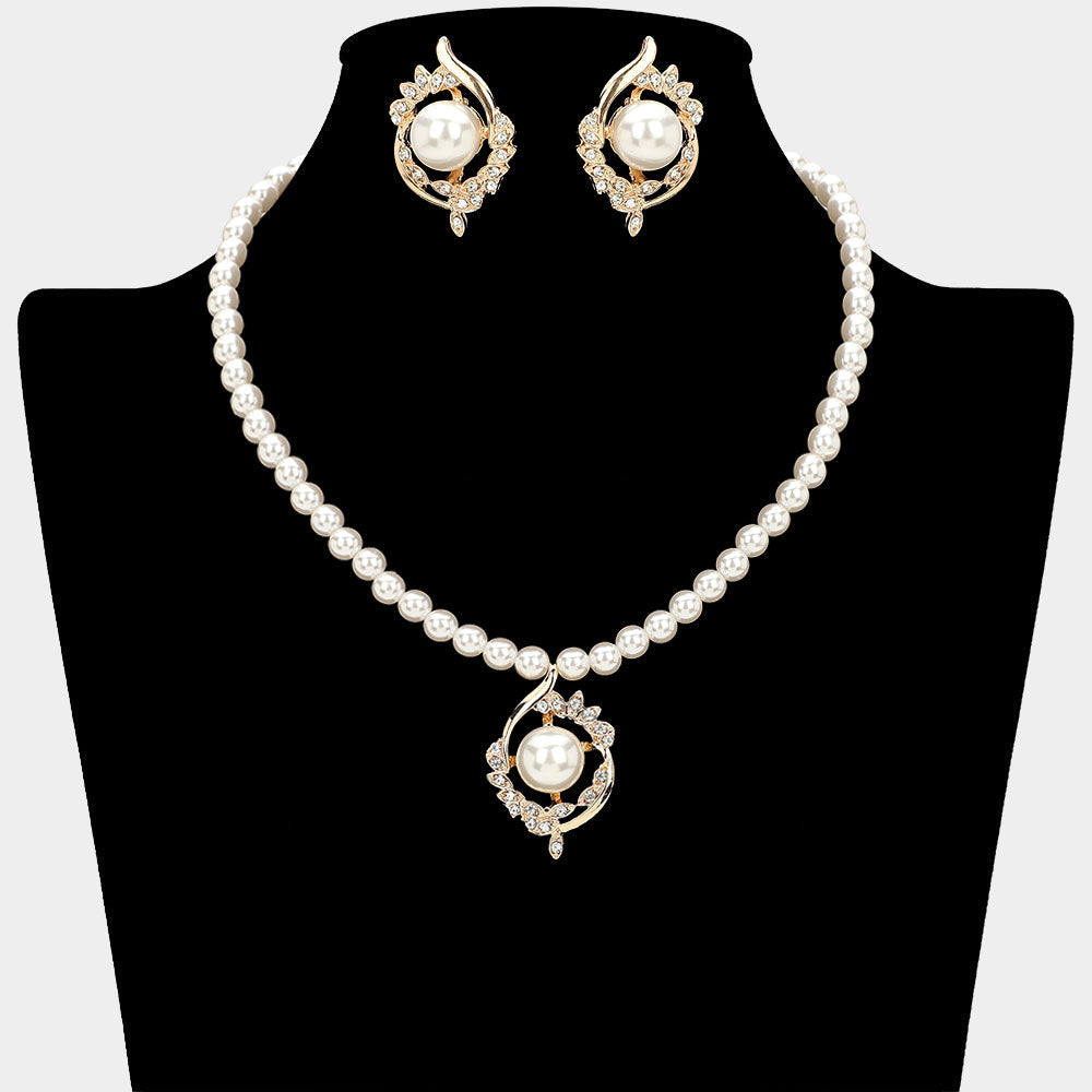Elegant Pearl Pendant Necklace