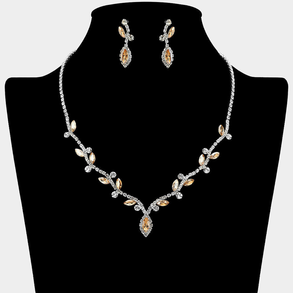Collar de viña con pavé de pedrería y acento de marquesa