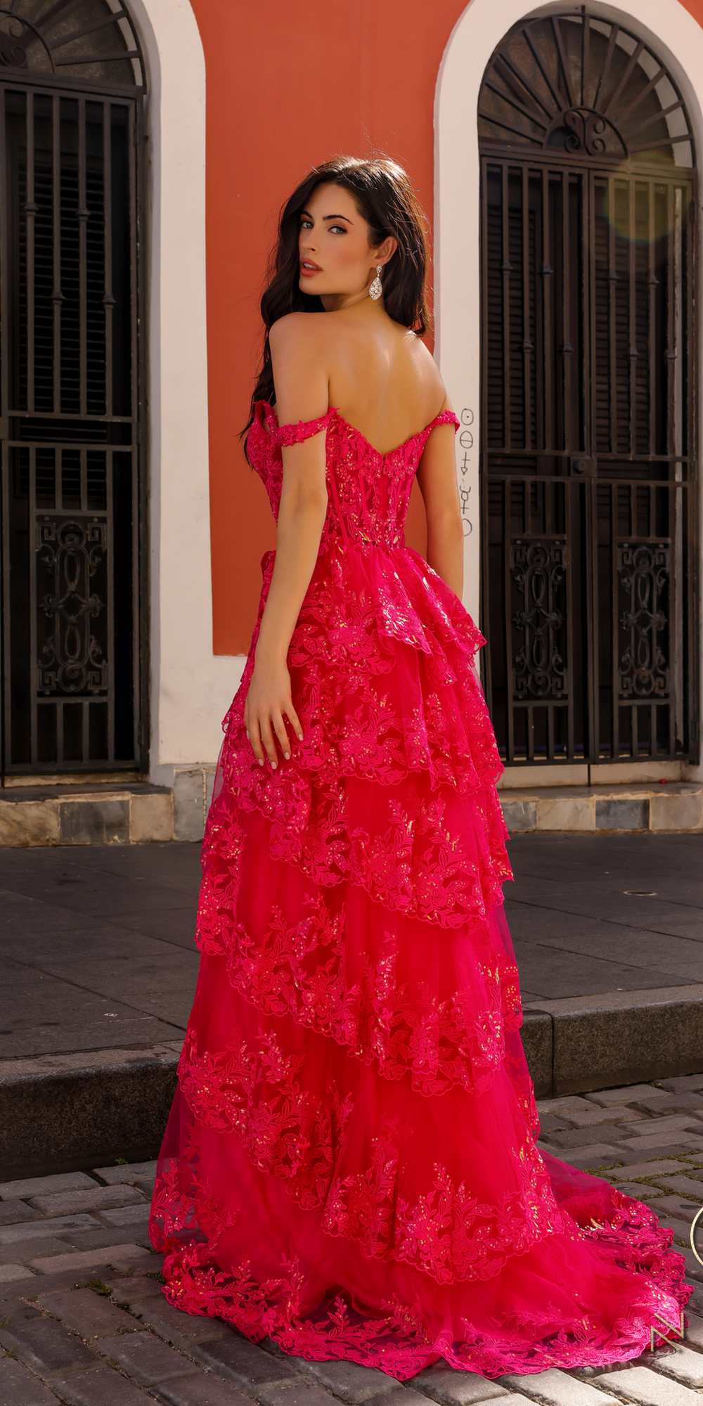 Vestido de Noche en A Anabel T1335 con Falda Escalonada y Aplicaciones de Encaje, Escote Corazón