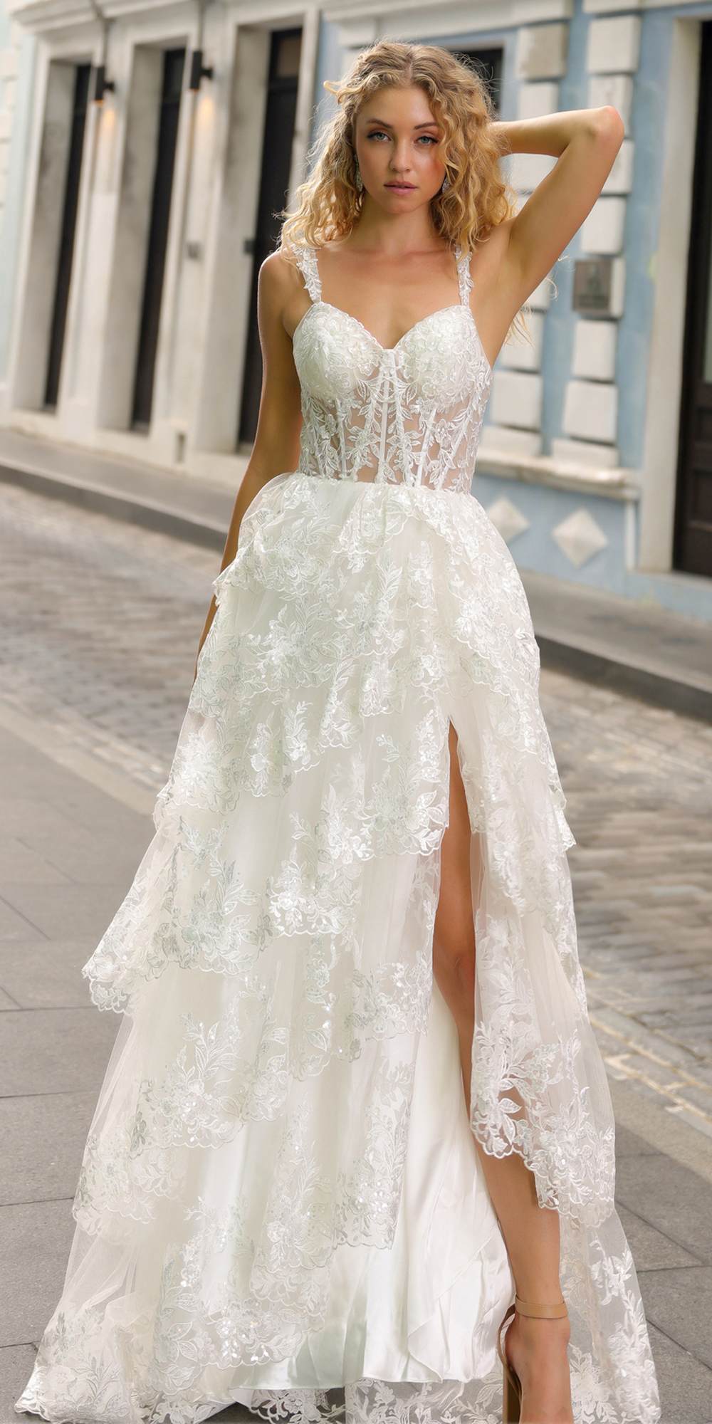 Vestido de Noche en A Anabel T1335 con Falda Escalonada y Aplicaciones de Encaje, Escote Corazón