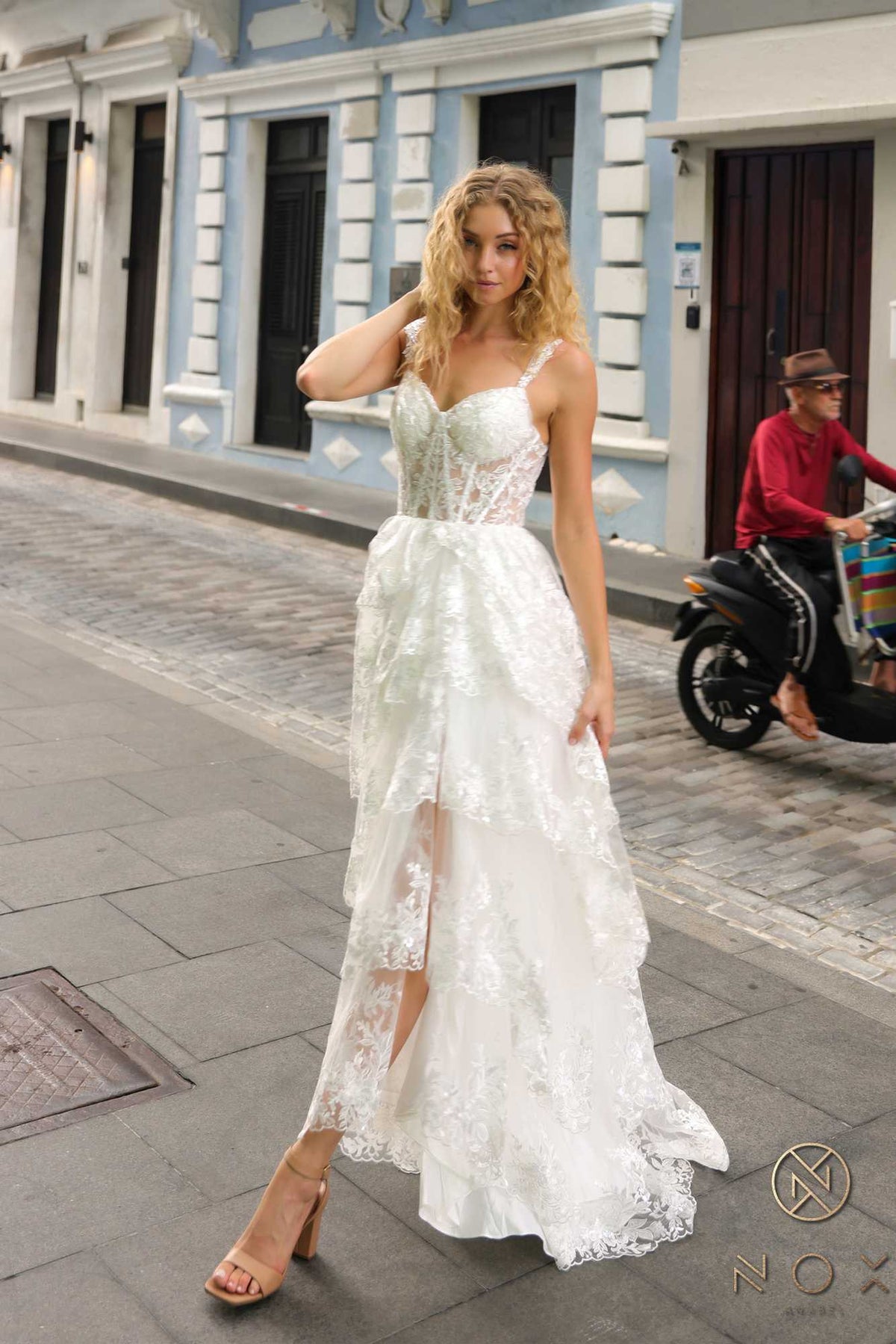 Vestido de Noche en A Anabel T1335 con Falda Escalonada y Aplicaciones de Encaje, Escote Corazón