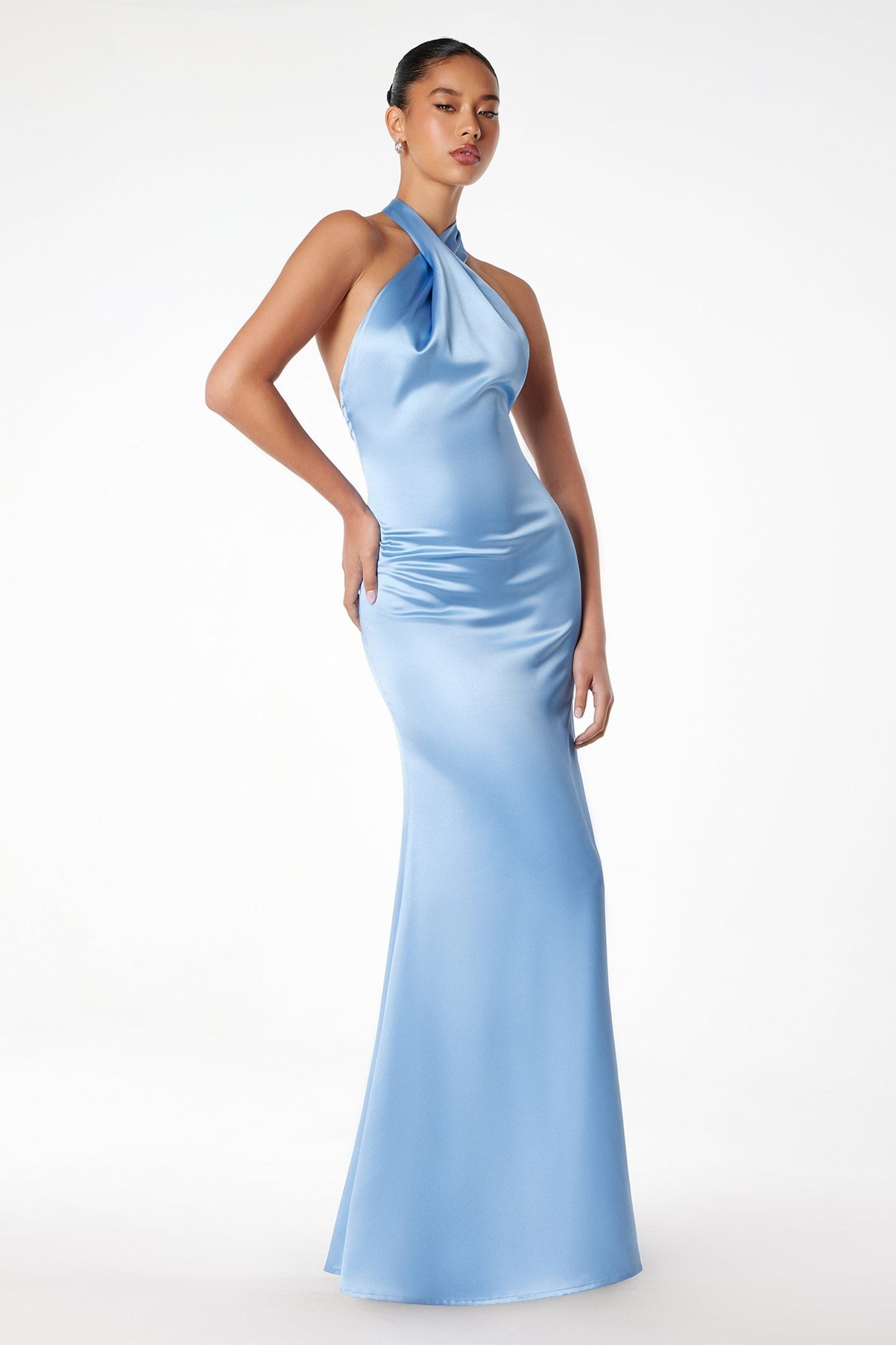 Vestido de satén de corte sirena con corpiño halter retorcido y entallado Astee T2005