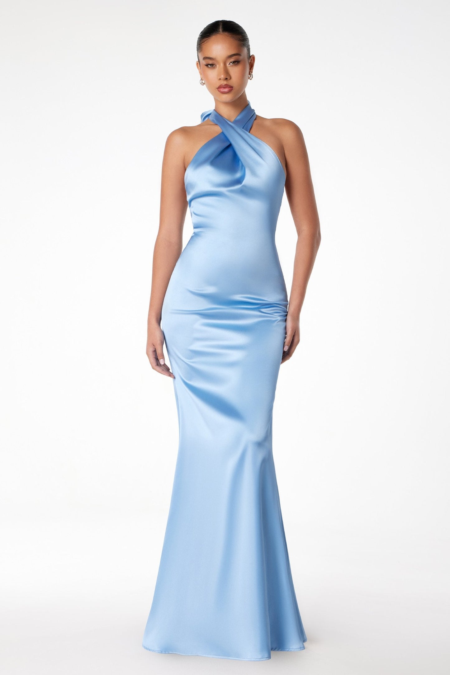Vestido de satén de corte sirena con corpiño halter retorcido y entallado Astee T2005