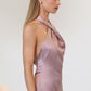 Vestido de satén de corte sirena con corpiño halter retorcido y entallado Astee T2005