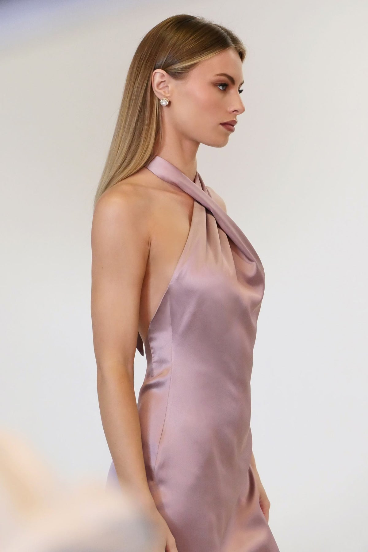 Vestido de satén de corte sirena con corpiño halter retorcido y entallado Astee T2005