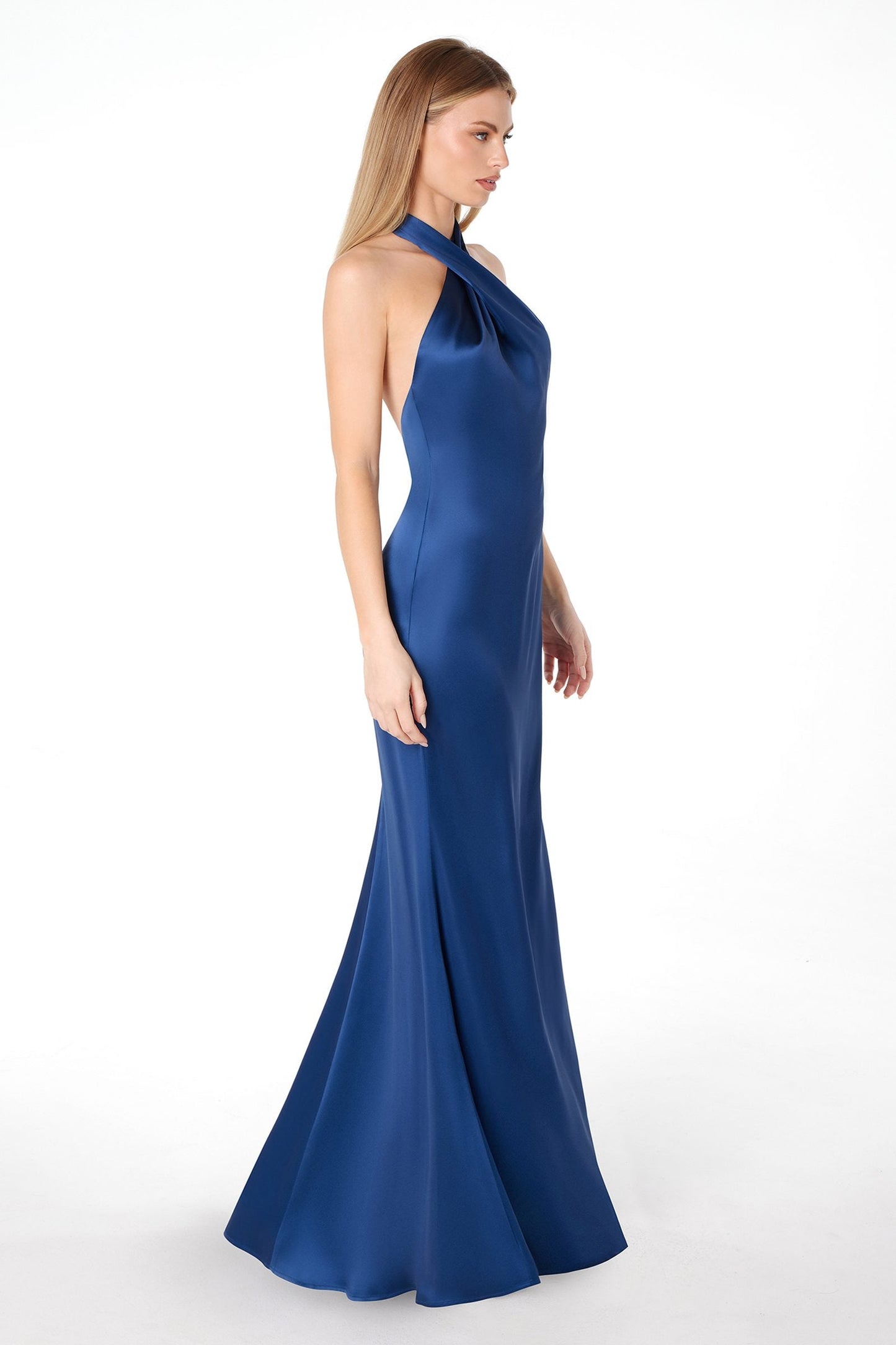 Vestido de satén de corte sirena con corpiño halter retorcido y entallado Astee T2005