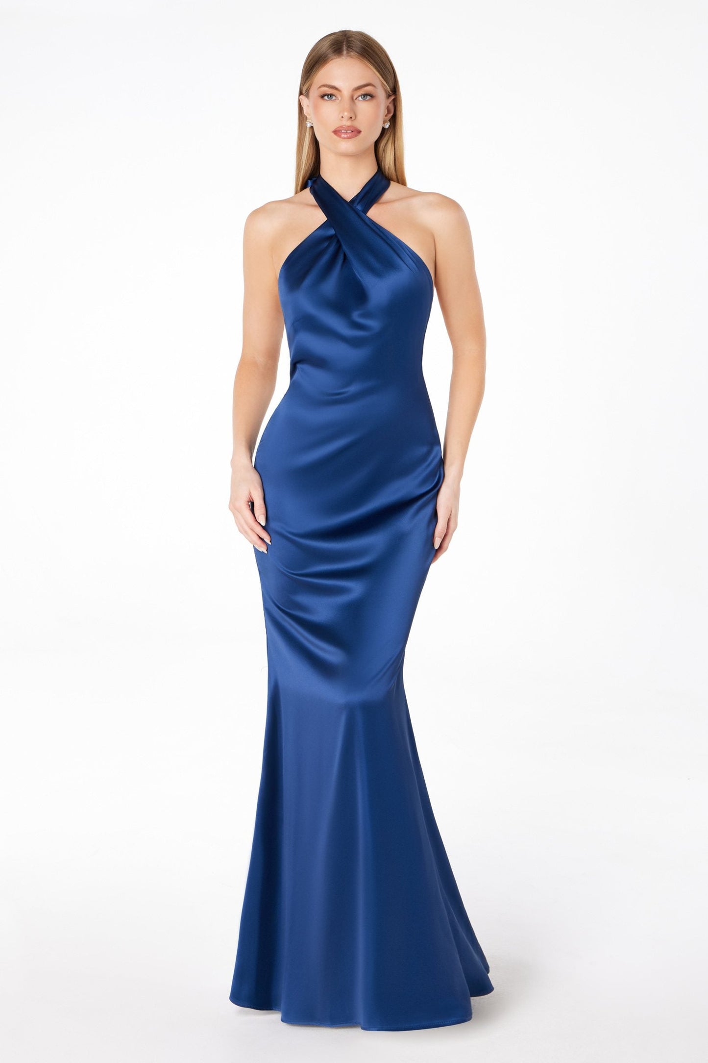 Vestido de satén de corte sirena con corpiño halter retorcido y entallado Astee T2005