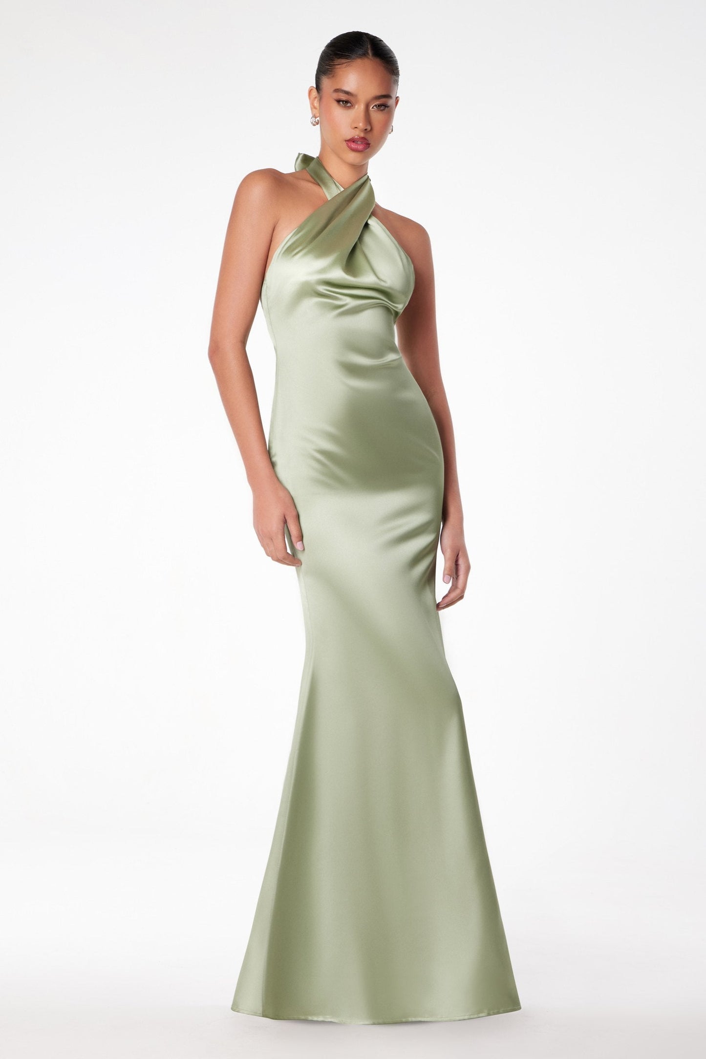 Vestido de satén de corte sirena con corpiño halter retorcido y entallado Astee T2005
