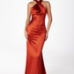 Vestido de satén de corte sirena con corpiño halter retorcido y entallado Astee T2005