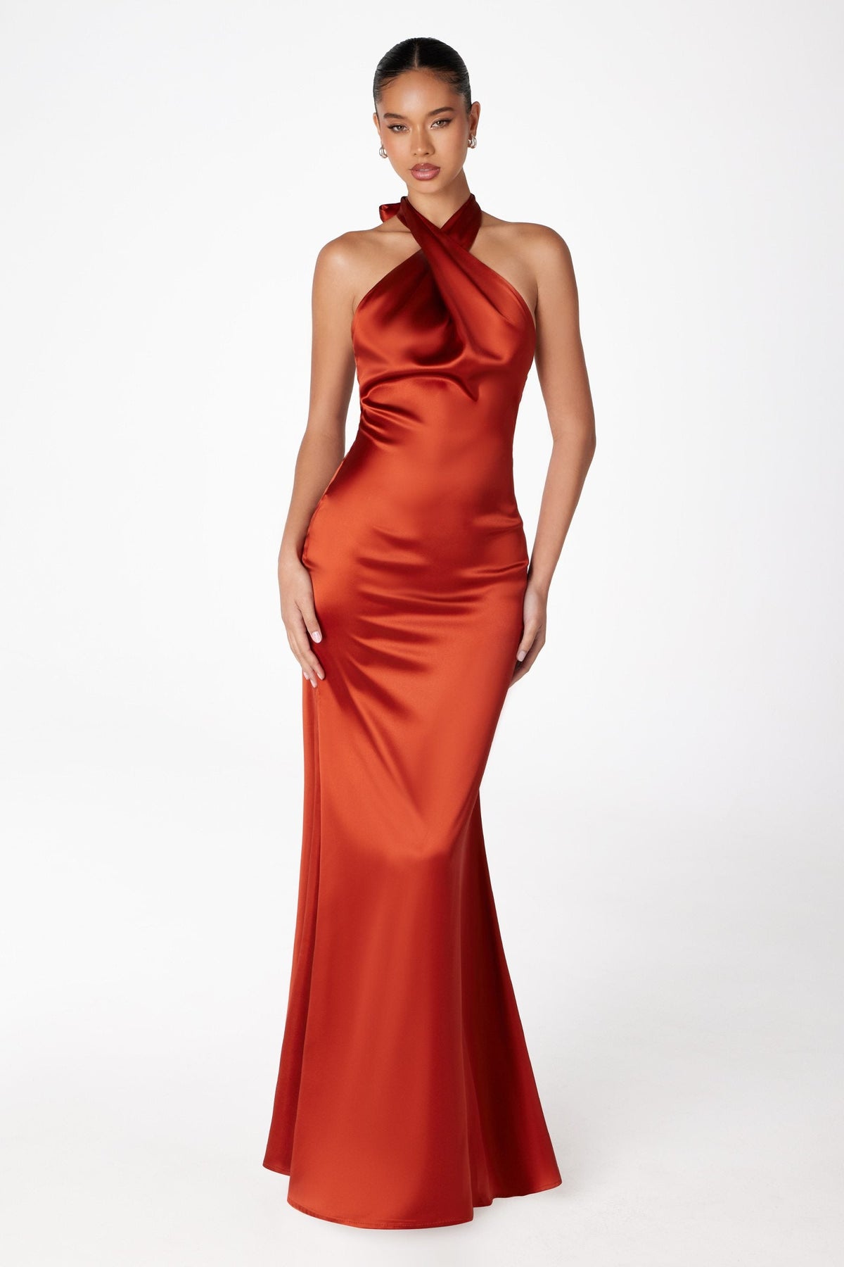 Vestido de satén de corte sirena con corpiño halter retorcido y entallado Astee T2005