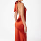 Vestido de satén de corte sirena con corpiño halter retorcido y entallado Astee T2005
