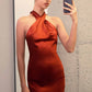 Vestido de satén de corte sirena con corpiño halter retorcido y entallado Astee T2005