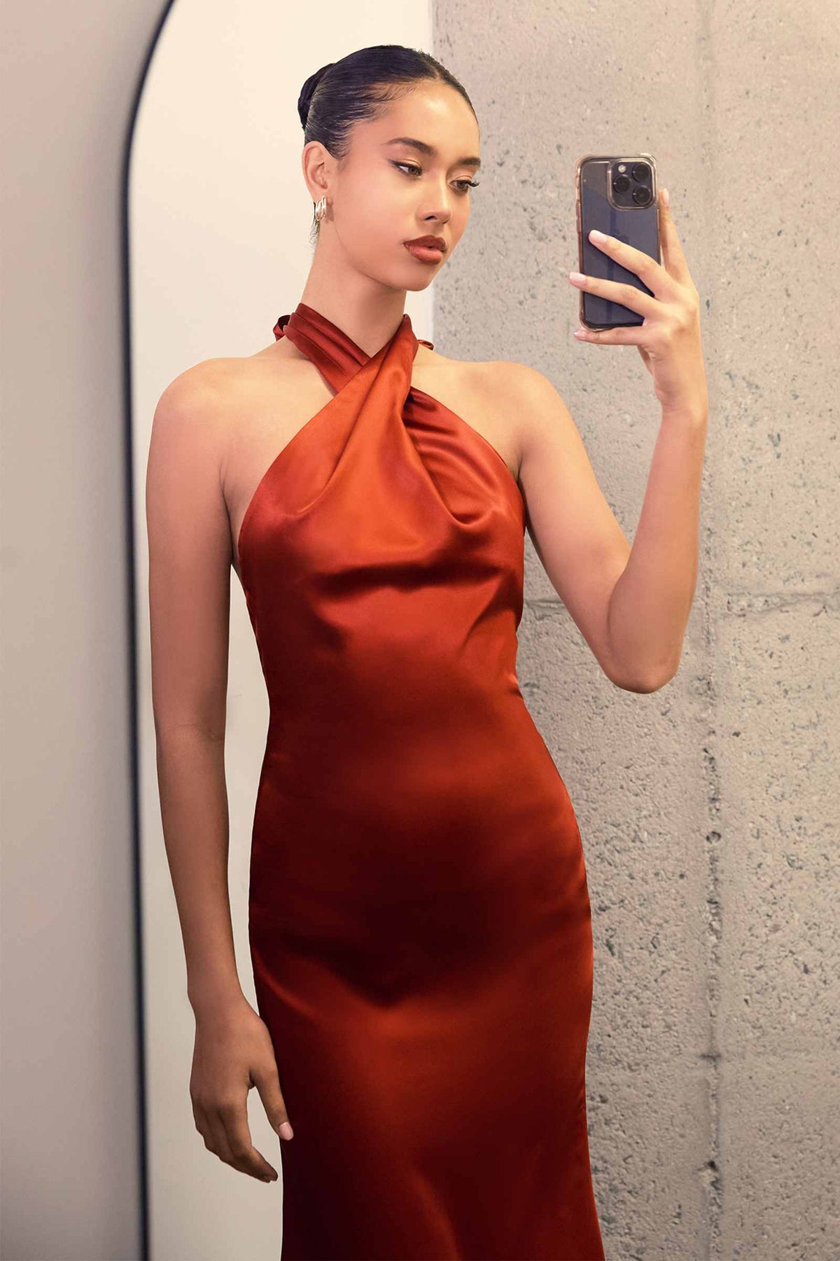 Vestido de satén de corte sirena con corpiño halter retorcido y entallado Astee T2005