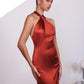 Vestido de satén de corte sirena con corpiño halter retorcido y entallado Astee T2005